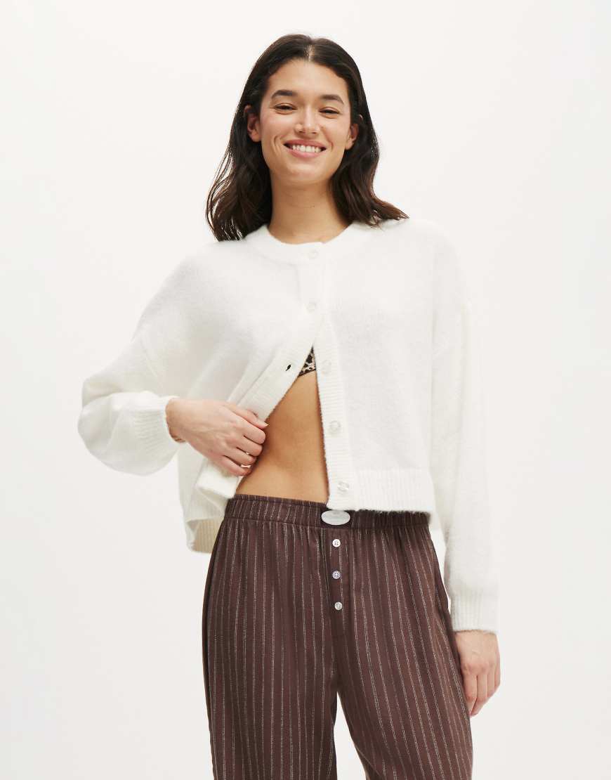 Cotton On - Strickjacke in Weiß mit Knopfleiste von Cotton On