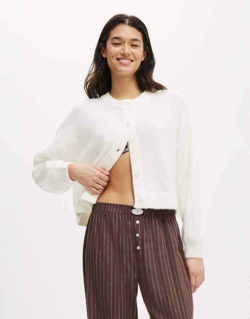 Cotton On - Strickjacke in Weiß mit Knopfleiste von Cotton On