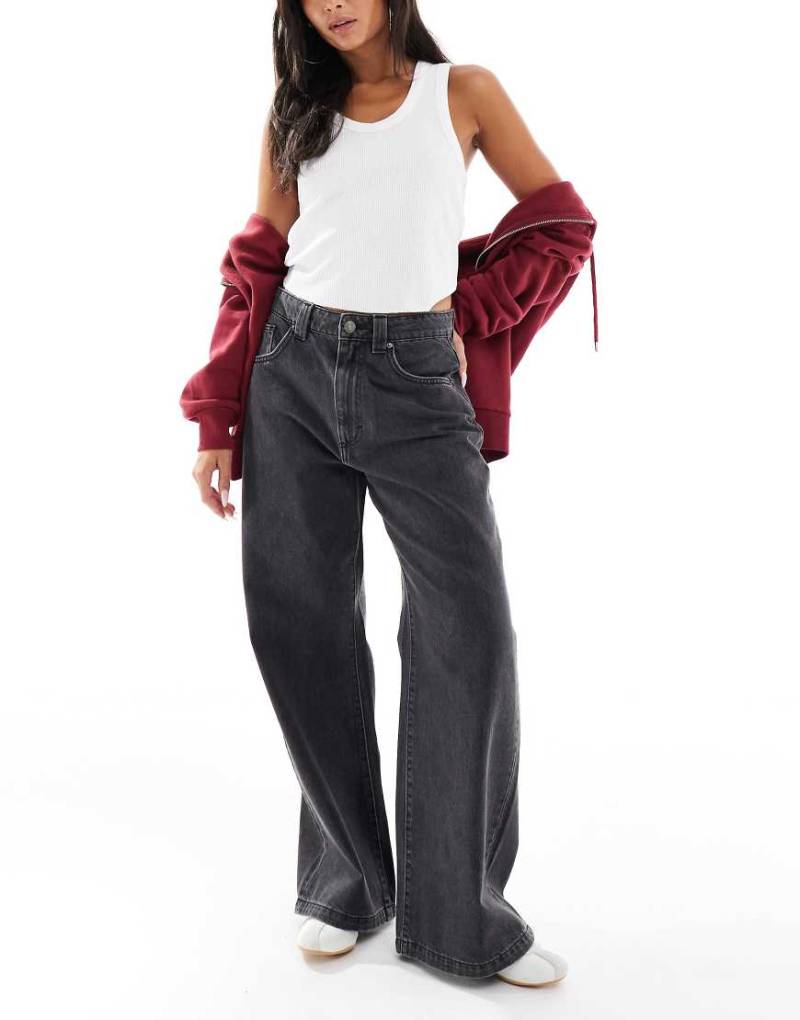 Cotton On - Superweite Jeans in Graphitgrau mit niedrigem Bund-Schwarz von Cotton On