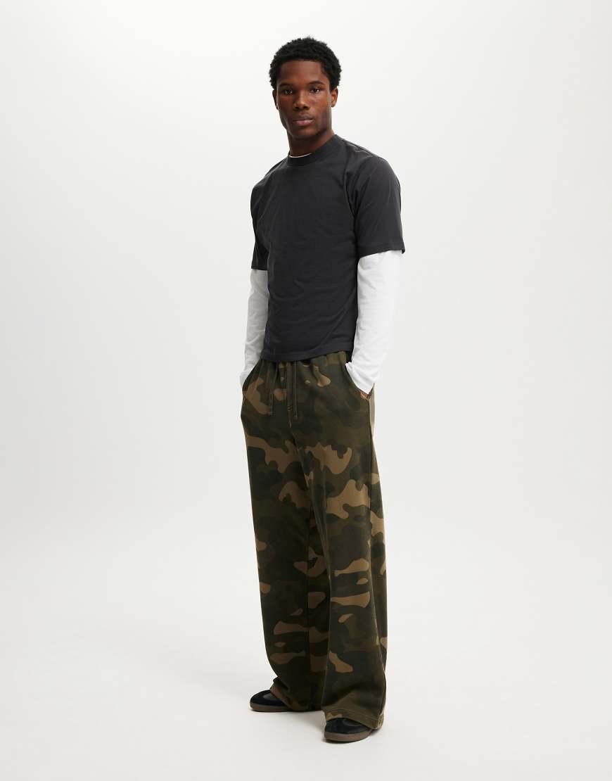 Cotton On - Superweite Trainingshose in Grün von Cotton On