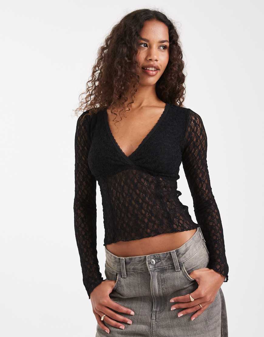 Cotton On - Zali - Langärmliges Oberteil aus Spitze in Schwarz mit überkreuzter Vorderseite von Cotton On