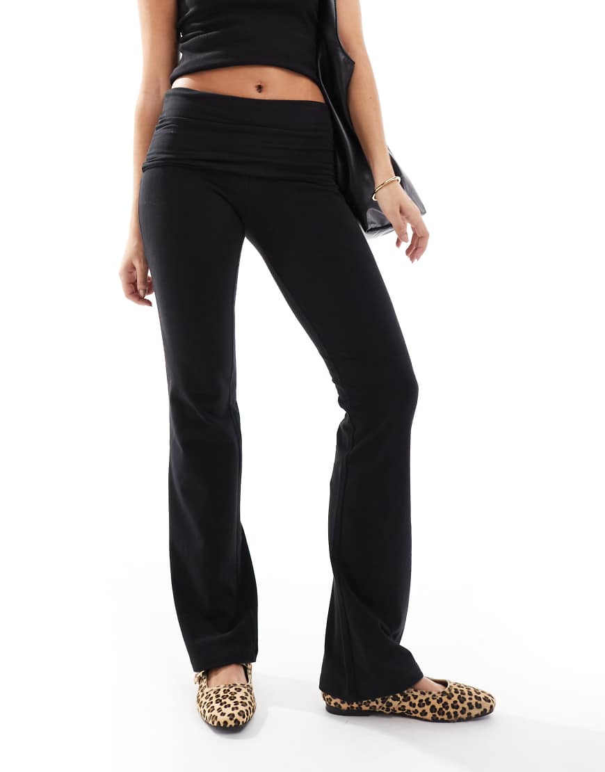 Cotton On - Bella - Bootcut-Hose in Schwarz mit Umschlag von Cotton:On