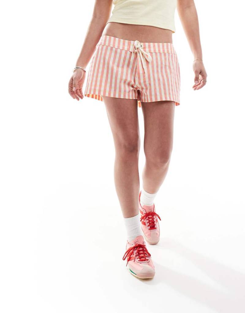 Cotton On - Boardshorts mit rosa Vichy-Karos und Knitterstruktur-Bunt von Cotton On