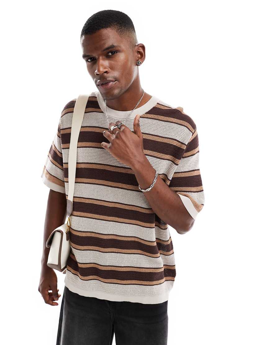 Cotton On - Boxy Fit T-Shirt mit kaffeebraunen Streifen von Cotton:On
