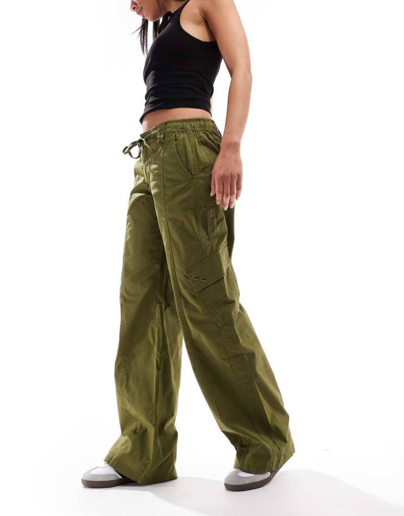 Cotton On - Brandi - Bootcut-Hose in Khaki mit Cargotaschen-Grün von Cotton:On