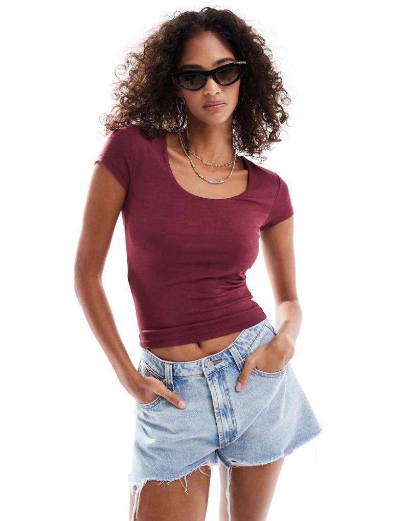 Cotton On - Byron - Kurzärmliges Oberteil in Sauerkirschenrot mit eckigem Ausschnitt-Lila von Cotton:On