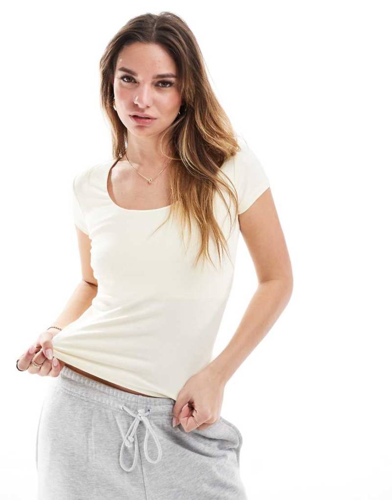Cotton On - Byron - Kurzärmliges Oberteil mit eckigem Ausschnitt in Gelb von Cotton:On