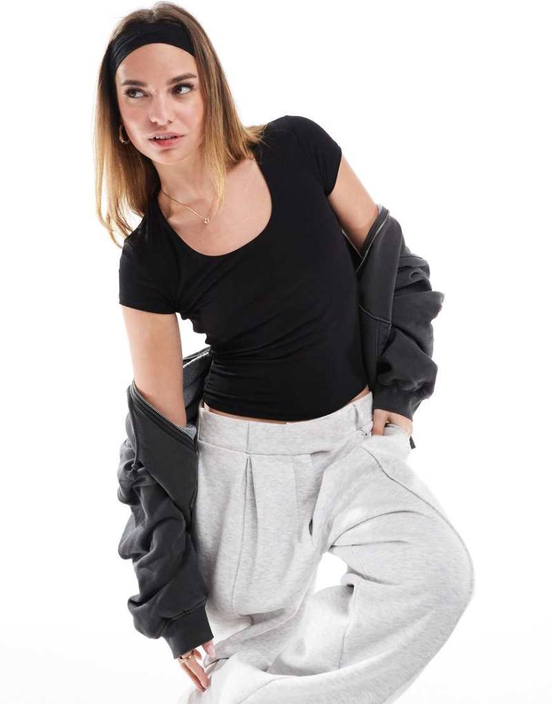 Cotton On - Byron - Kurzärmliges Oberteil mit eckigem Ausschnitt in Schwarz von Cotton:On