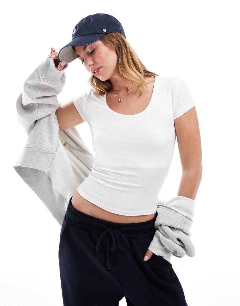 Cotton On - Byron - Kurzärmliges Oberteil mit eckigem Ausschnitt in Weiß von Cotton On