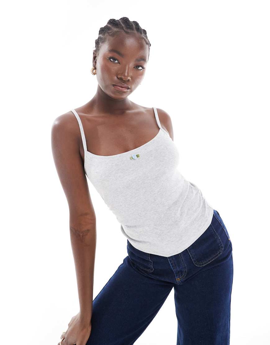 Cotton On - Camisole in Grau mit Rosendetail und weißen Riemchenträgern Cotton On - Camisole in Grau mit Rosendetail und weißen Riemchenträgern von Cotton:On