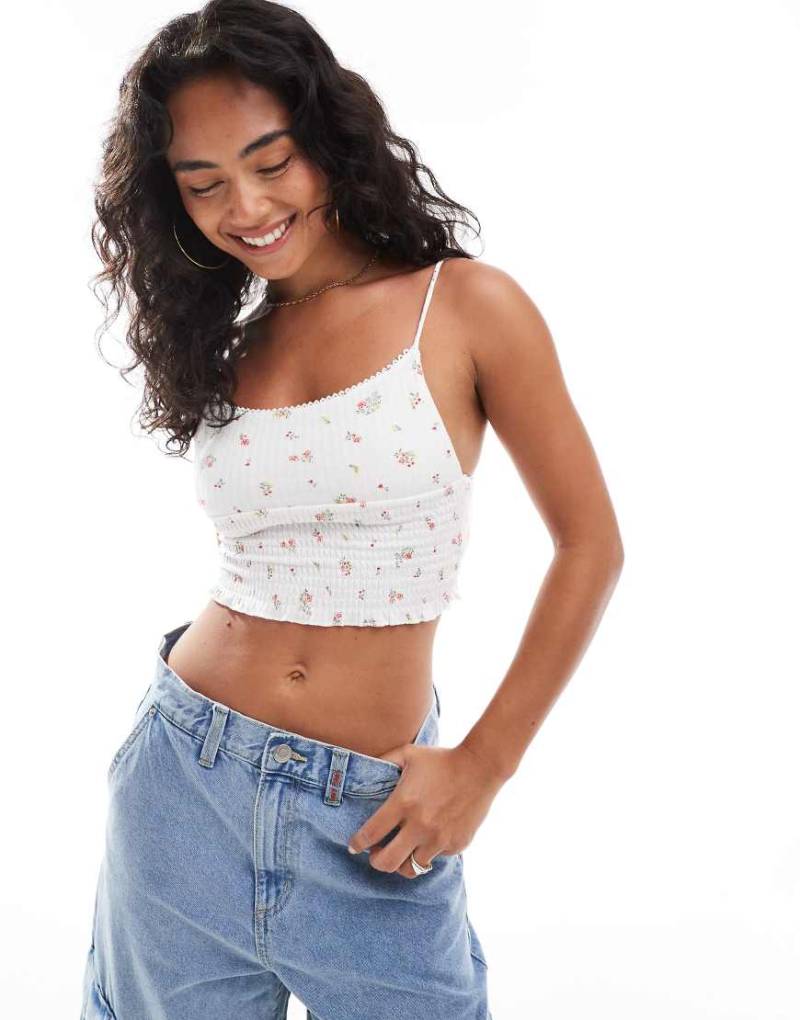 Cotton On - Chloe - Gesmoktes Camisole in Weiß mit Vintage-Blümchenmuster von Cotton:On