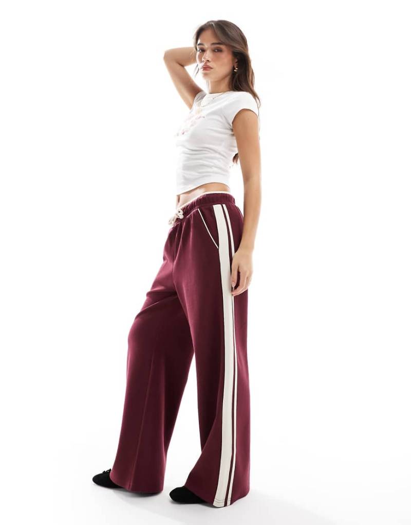Cotton On - Classic - Fleece-Jogginghose in Sour Cherry mit weitem Bein-Braun von Cotton:On