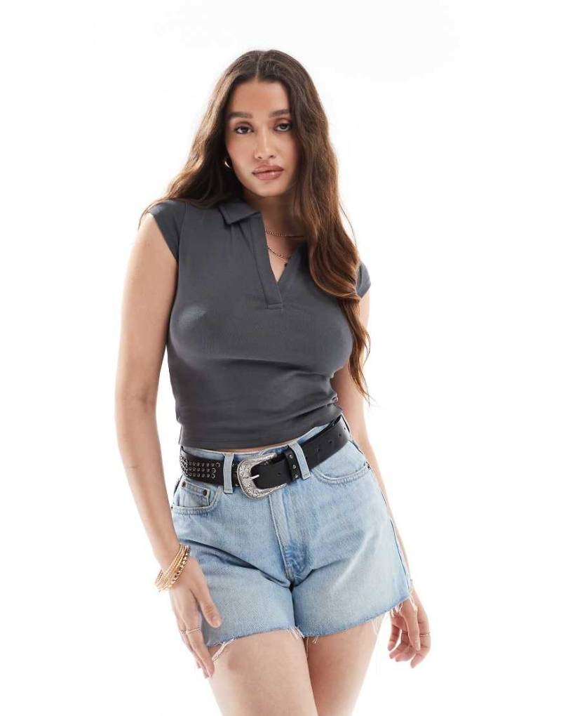 Cotton On - Cropped-Polohemd in verbranntem Aschgrau mit V-Ausschnitt von Cotton:On