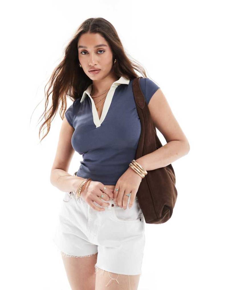 Cotton On - Cropped-Poloshirt in Marineblau mit V-Ausschnitt von Cotton On