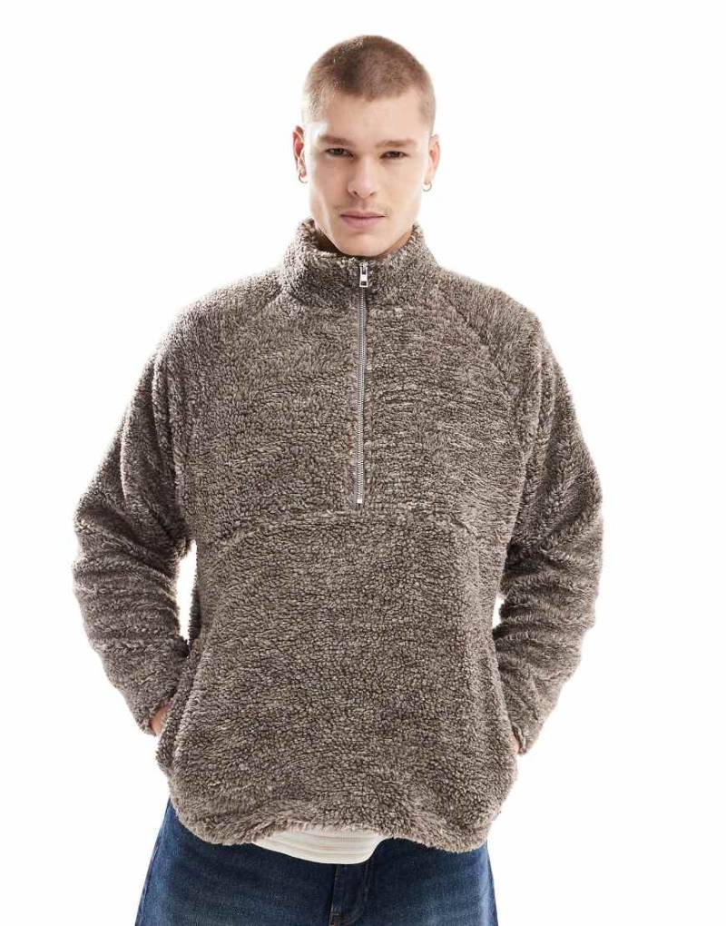 Cotton On Curve - Pullover aus Teddy-Fleec in Putty mit kurzem Reißverschluss-Grau von Cotton On