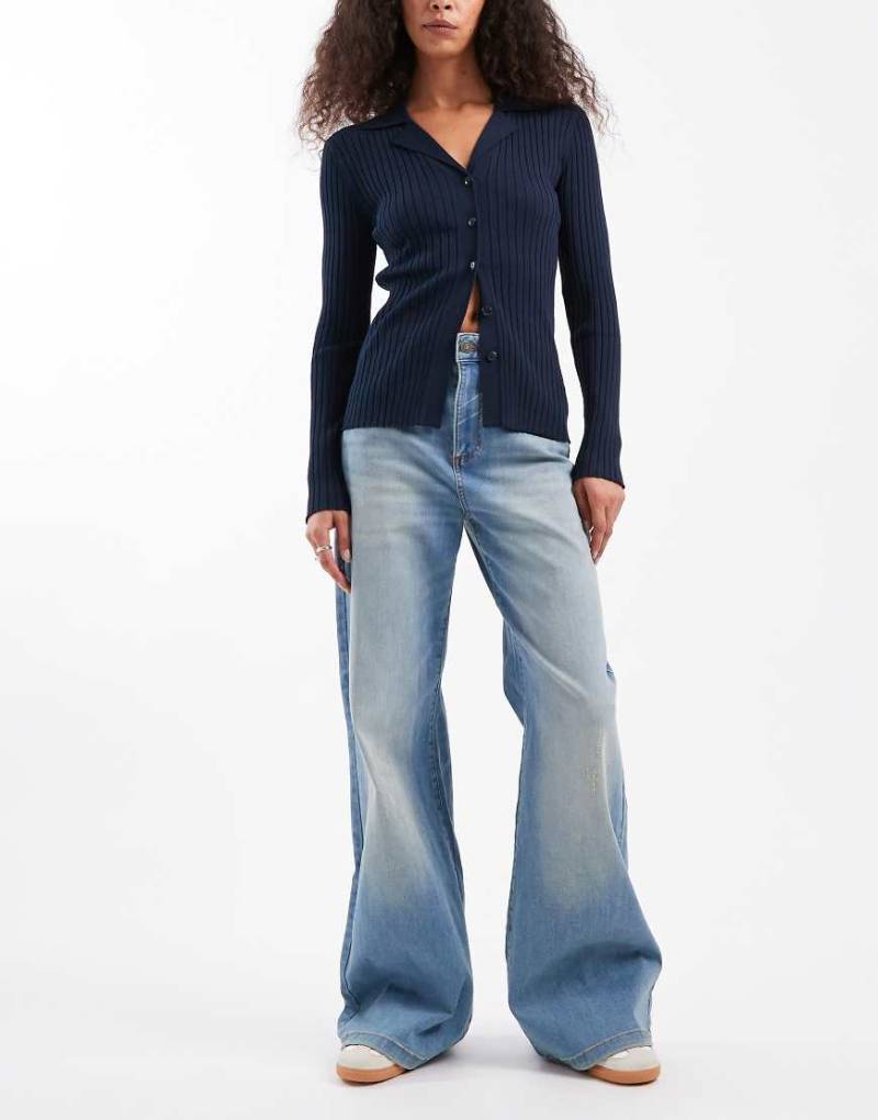 Cotton On - Curvy - Stretchjeans in Delusion Blue mit weitem Bein-Blau von Cotton On