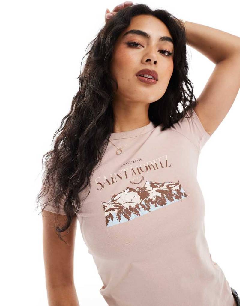 Cotton On - Eng anliegendes Longline-T-Shirt in Rosé mit „Chamonix"-Grafik-Rosa von Cotton:On