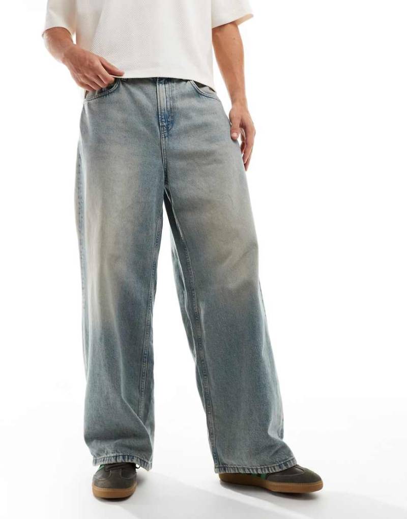 Cotton On - Extraweite Skater-Jeans aus blauem Denim mit Millenium-Tönung von Cotton:On