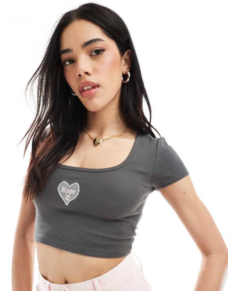 Cotton On - Geripptes, knapp geschnittenes cropped T-Shirt in Schwarz mit U-Ausschnitt und Rüschenrand-Blau von Cotton On