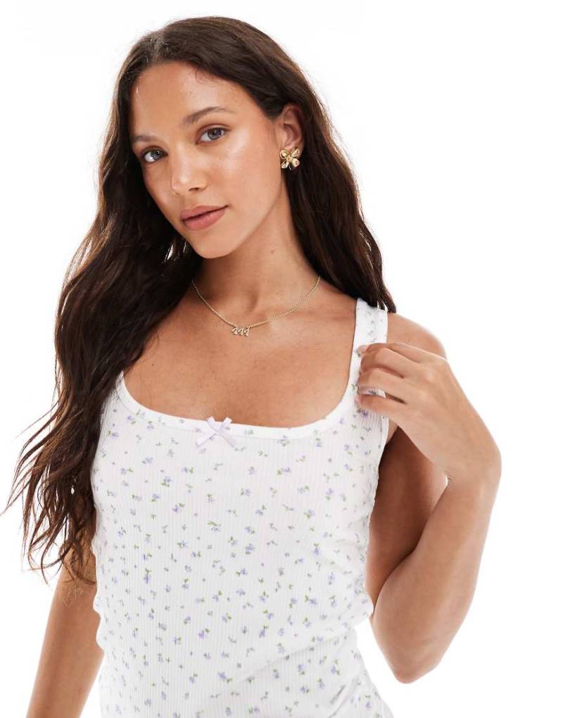 Cotton On - Geripptes Pyjama-Tanktop in Kokosmilch-Weiß mit Spitzenborte und Blümchenmuster-Bunt von Cotton On