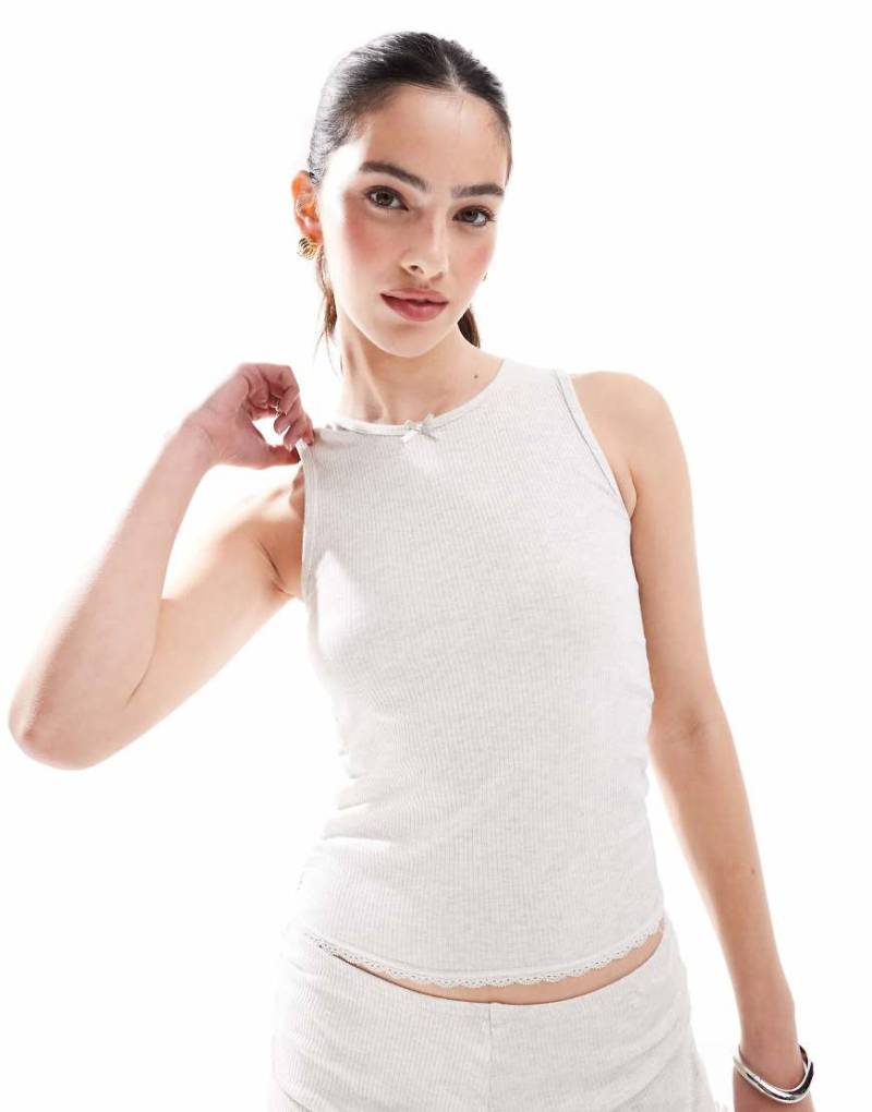 Cotton On - Geripptes Schlaf-Tanktop in meliertem Hellgrau mit Raffung und Spitzenborte von Cotton:On