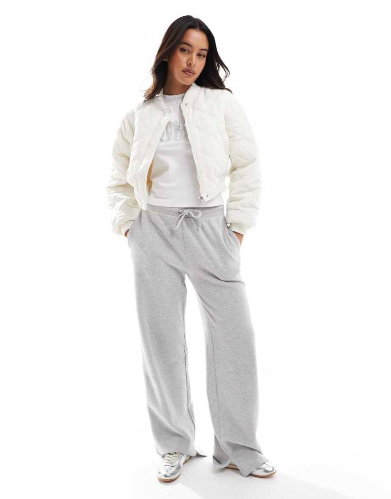 Cotton On - Gesteppte und gerippte Bomberjacke in Kokosmilchweiß-Schwarz von Cotton On