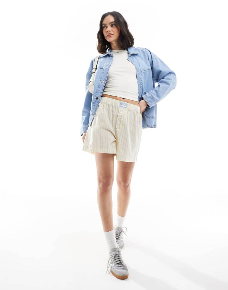 Cotton On - Gestreifte Pyjama-Boxershorts in Sonnenscheingelb mit Boyfriend-Schnitt von Cotton On