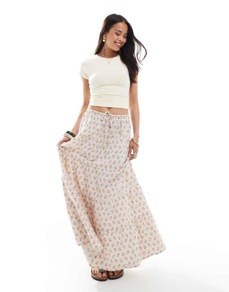 Cotton On - Gestufter Maxirock in Steinbeige mit Paisleymuster-Bunt von Cotton On