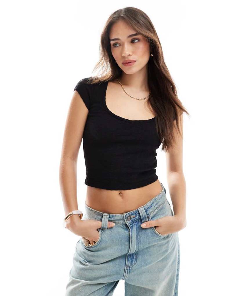 Cotton On - Hailey - Strukturiertes, kurzärmliges T-Shirt in Schwarz von Cotton On