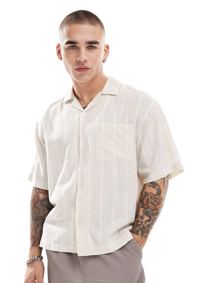 Cotton On - Hemd aus strukturiertem Gewebe in Natur mit Dobby-Streifen-Weiß Cotton On - Hemd aus strukturiertem Gewebe in Natur mit Dobby-Streifen-Weiß von Cotton:On