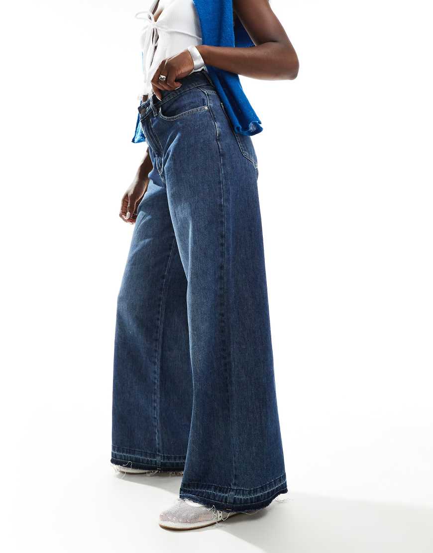 Cotton On - Jeans in blauer Waschung mit lockerem Schnitt und weitem Bein von Cotton:On