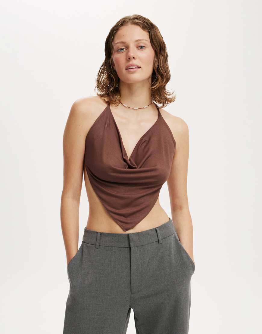Cotton On - Jordie - Figurbetontes Neckholder-Oberteil in Braun mit Wasserfallausschnitt von Cotton:On