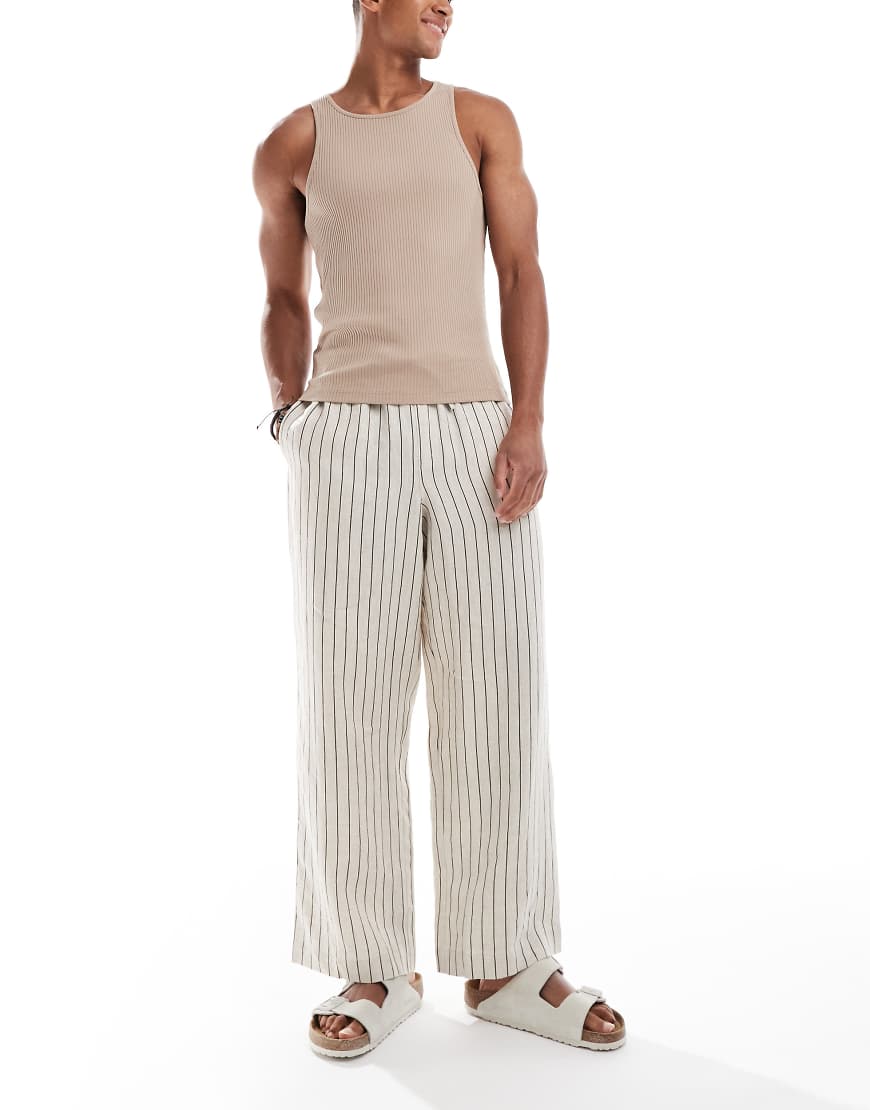 Cotton On - Kastig geschnittene Leinenhose in gestreiftem Hellbeige-Bunt von Cotton On