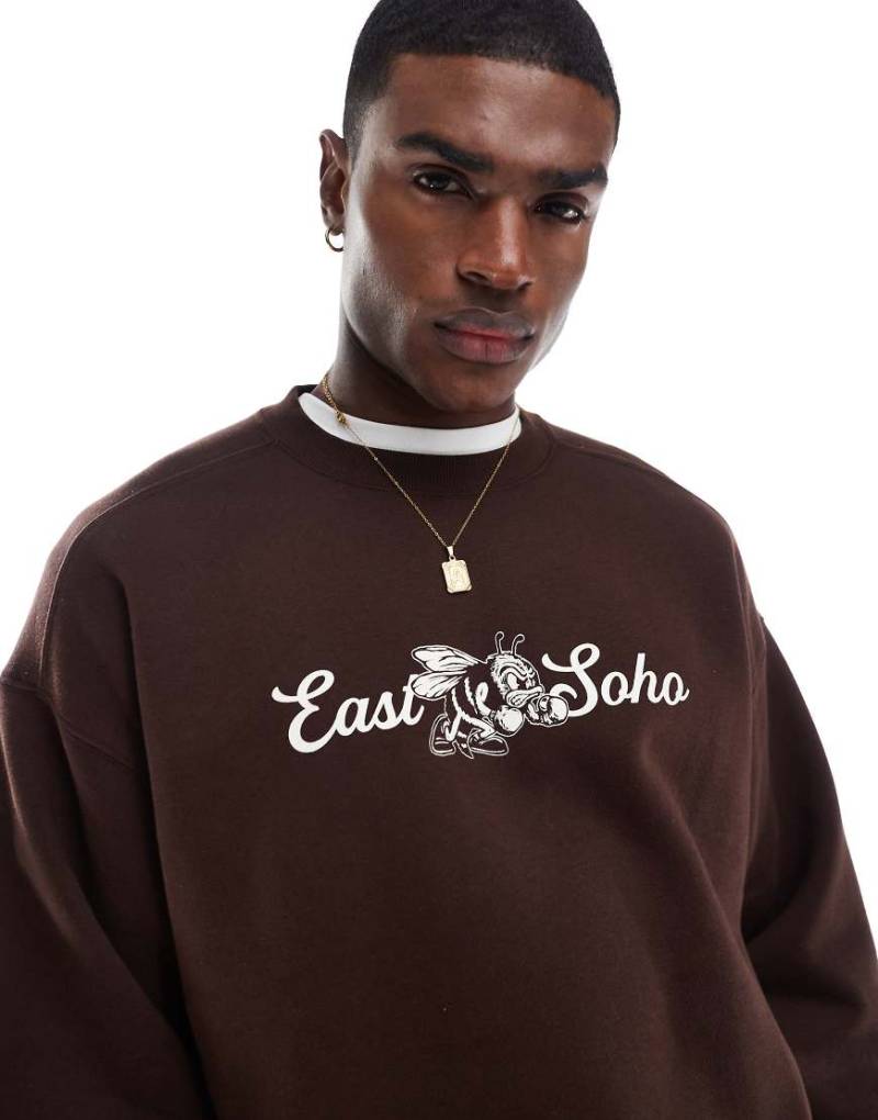 Cotton On - Kastig geschnittener Pullover in Dunkelbeige mit Rundhalsausschnitt und Grafik-Braun von Cotton:On