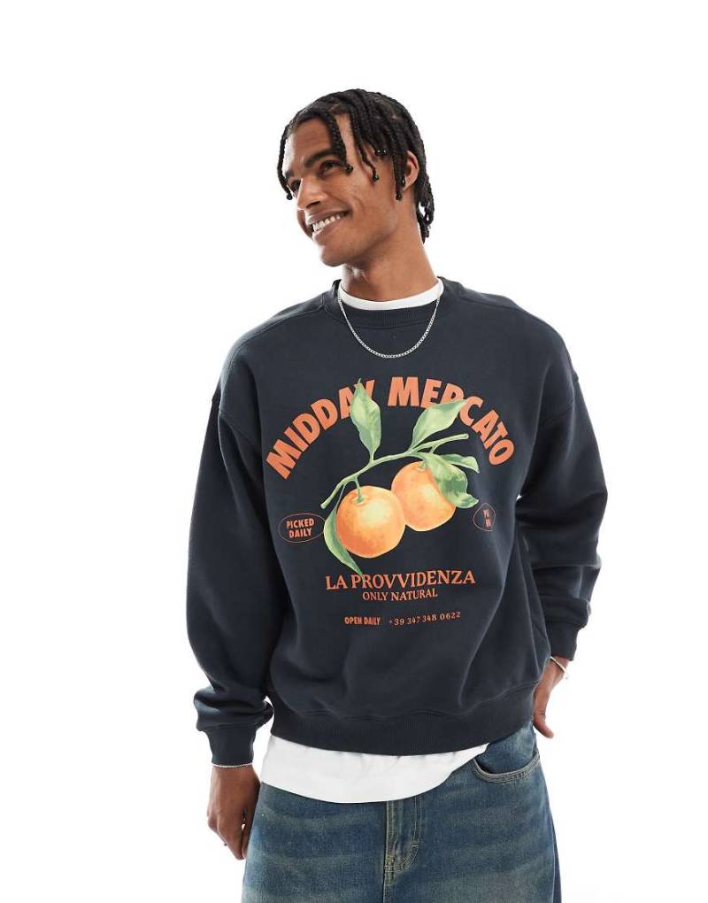 Cotton On - Kastiges Fleece-Sweatshirt in Schwarz mit Rundhalsausschnitt und Grafikprint von Cotton:On