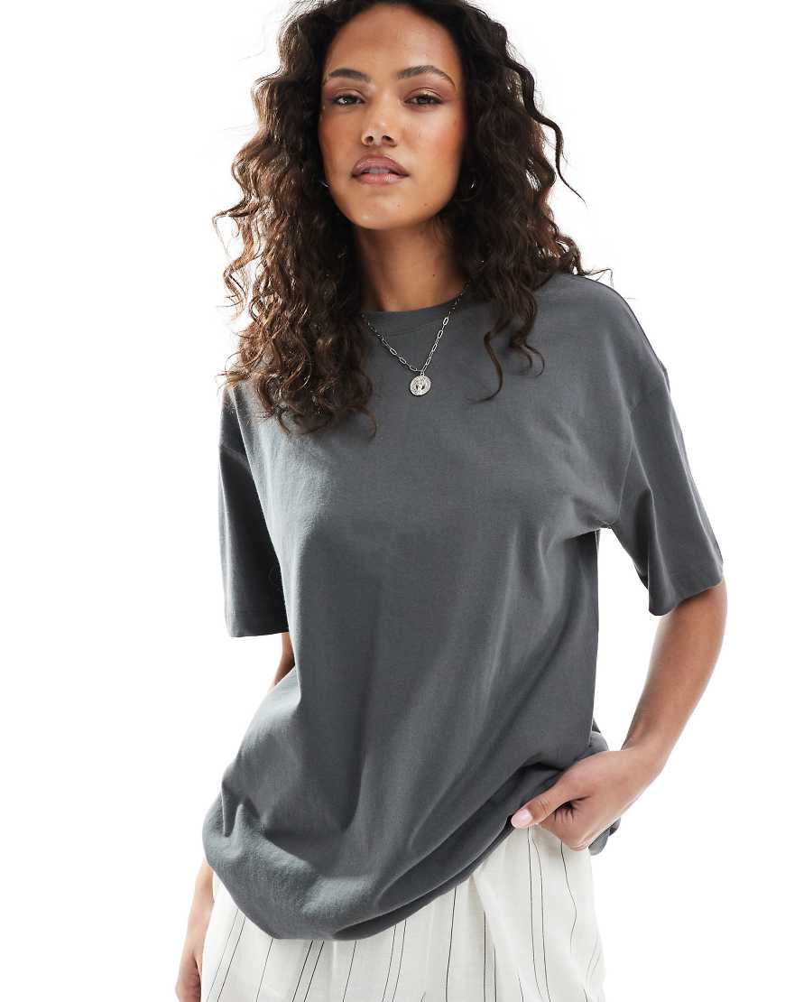Cotton On - Kastiges Oversize-T-Shirt in Graphit-Grau Cotton On - Kastiges Oversize-T-Shirt in Graphit-Grau von Cotton:On