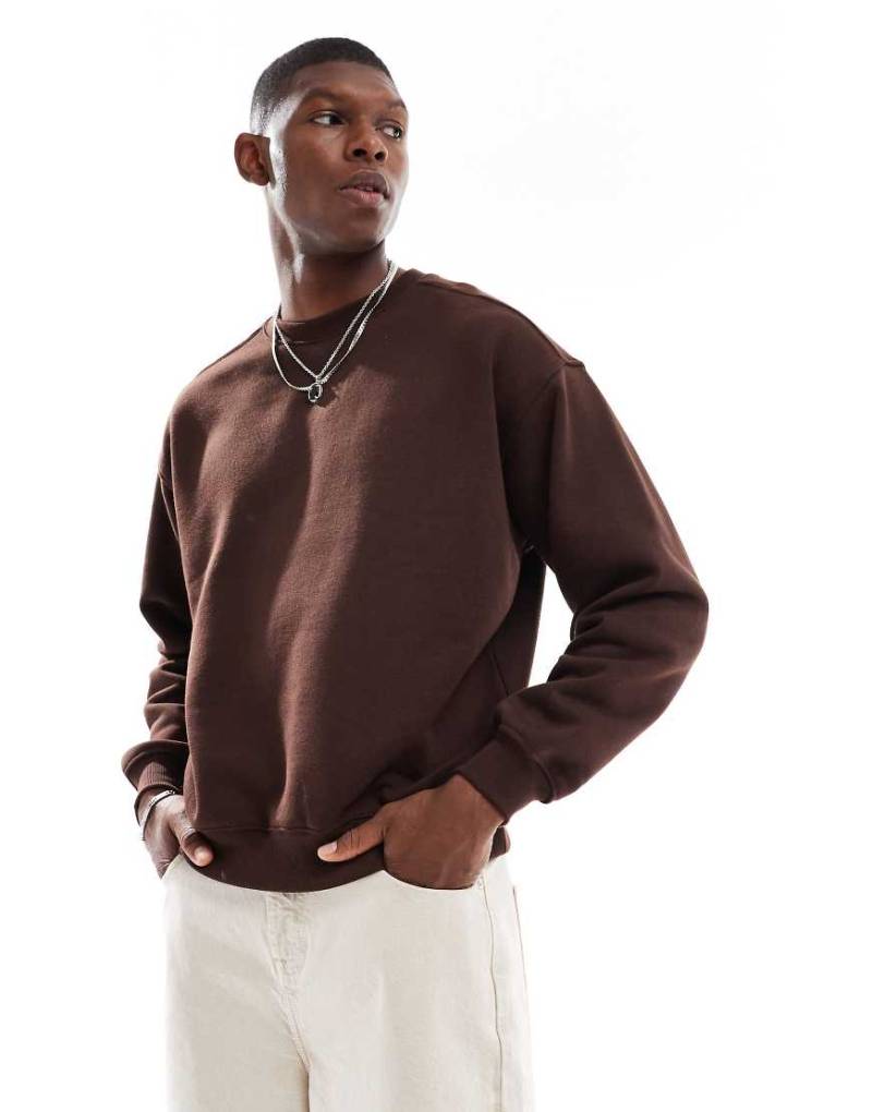 Cotton On - Kastiges Sweatshirt aus Fleece in dunklem Eichenbraun mit Rundhalsausschnitt von Cotton On