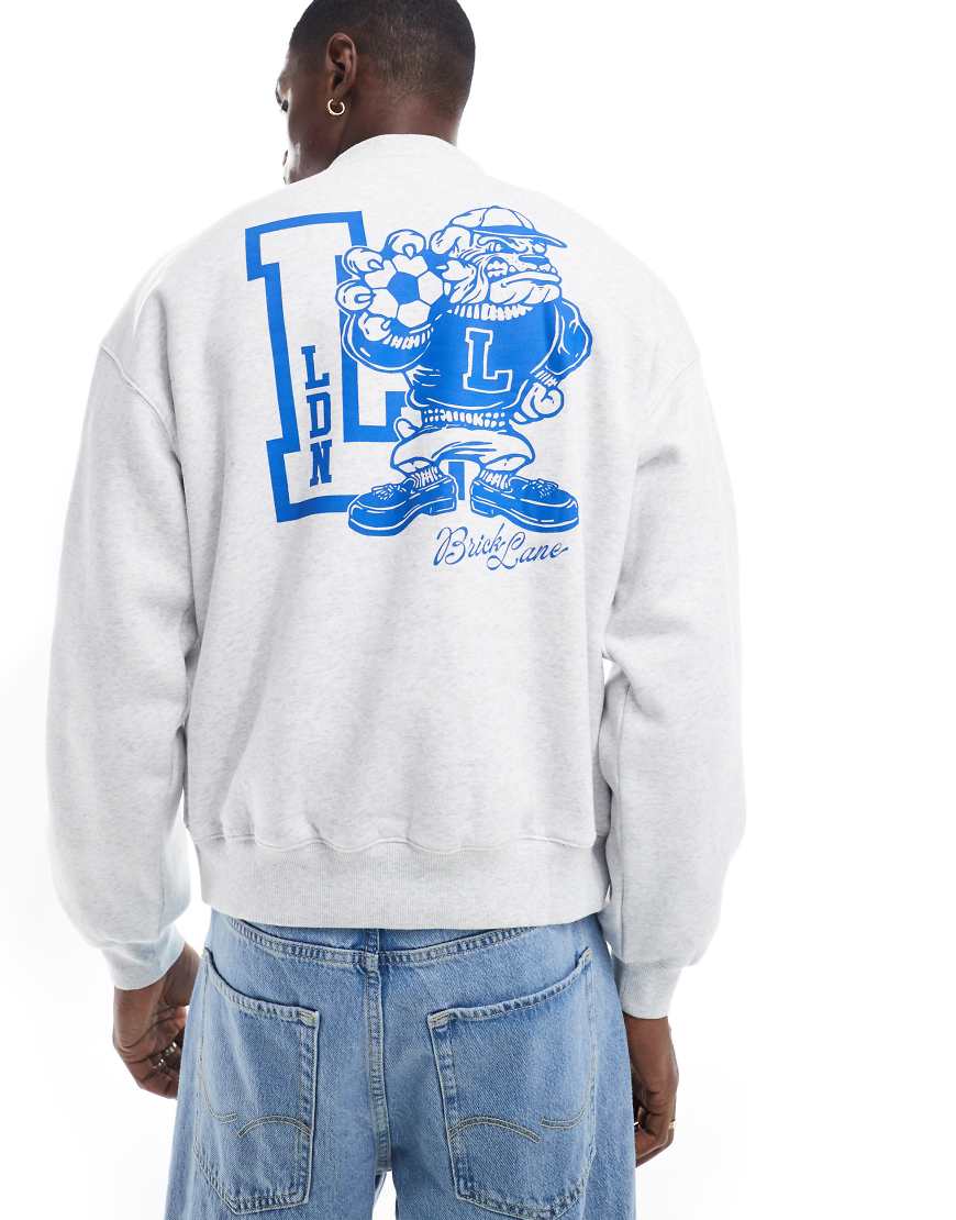 Cotton On - Kastiges Sweatshirt in Grau mit Rundhalsausschnitt und London-Print Cotton On - Kastiges Sweatshirt in Grau mit Rundhalsausschnitt und London-Print von Cotton:On