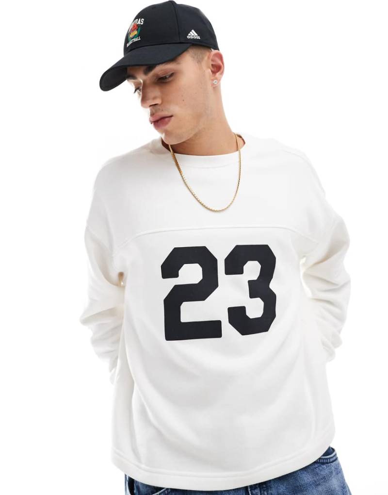 Cotton On - Kastiges Sweatshirt mit Rundhalsausschnitt und „23"-Grafikprint-Weiß von Cotton:On