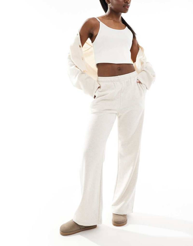 Cotton On - Klassische Fleece-Trainingshose in meliertem Hellbeige mit weitem Bein-Weiß von Cotton:On