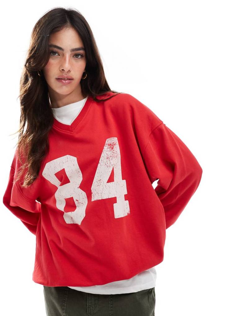 Cotton On - Klassisches Sweatshirt in Rot mit Rundhalsausschnitt und Grafik von Cotton On
