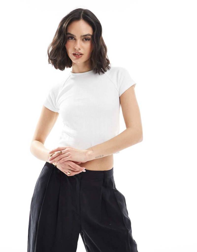 Cotton On - Körperbetontes T-Shirt aus Pointelle in Weiß von Cotton On