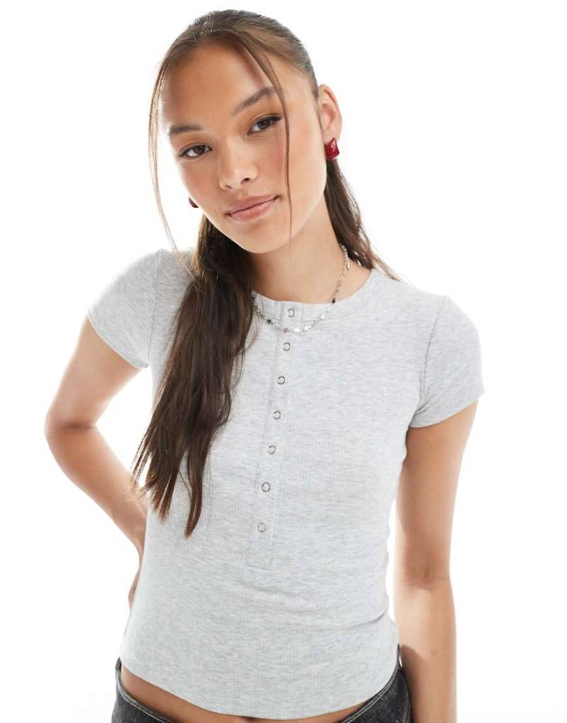 Cotton On - Kurzärmliges Henley-T-Shirt in grau meliert von Cotton On