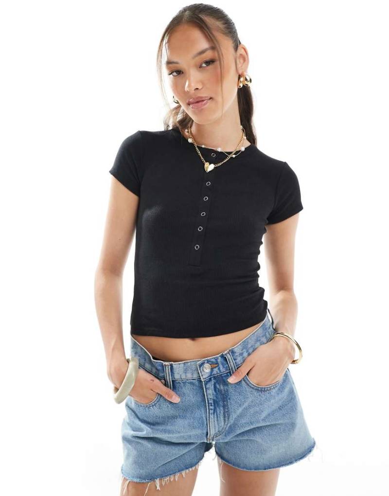 Cotton On - Kurzärmliges T-Shirt in Schwarz mit Henley-Ausschnitt von Cotton:On