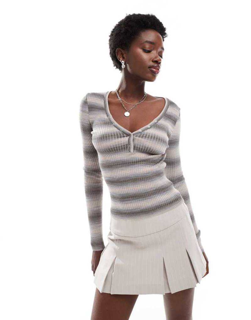 Cotton On - Langärmliges, geripptes Henley-Oberteil aus Strickstoff in Seemoos mit Spacedye-Optik-Bunt von Cotton:On