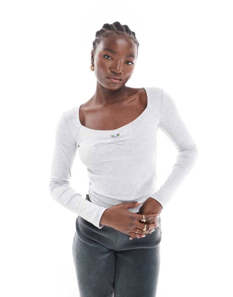 Cotton On - Langärmliges, kurz geschnittenes Oberteil in Grau mit eckigem Ausschnitt von Cotton:On