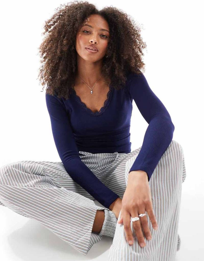 Cotton On - Langärmliges Pyjama-Oberteil in Marineblau mit Waffelstruktur und Spitzenborte von Cotton:On