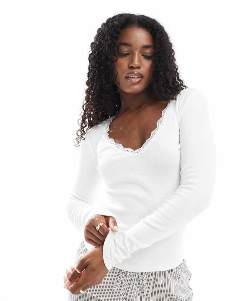 Cotton On - Langärmliges Pyjamaoberteil in Wollweiß mit Waffelstruktur und Spitzenborte von Cotton:On