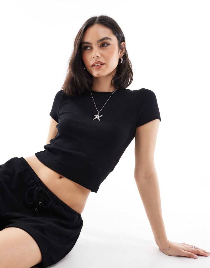 Cotton On - Leichtes Cropped Strand-T-Shirt in Schwarz von Cotton On