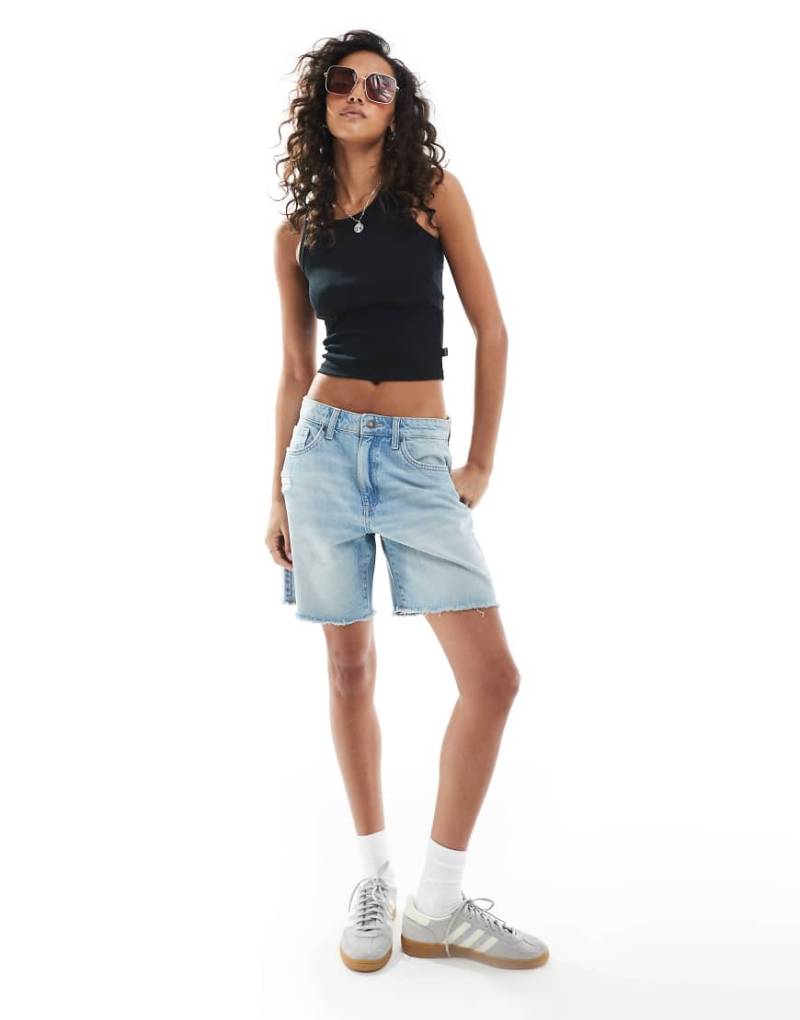 Cotton On - Locker geschnittene Jeans-Shorts in sonnenverblasstem Blau von Cotton On